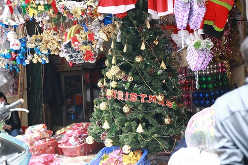 Hanoi streets lit up as merry Christmas comes - ảnh 3
